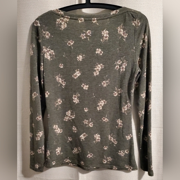 (4/$20) RW&CO Floral Long Sleeve - Picture 2 of 5